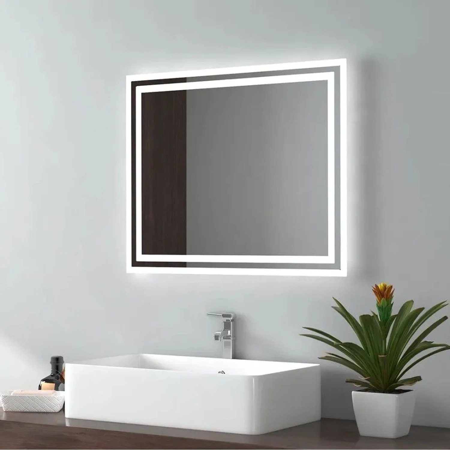 Rechteckiger Emke LED Badspiegel 60x50cm mit heller Beleuchtung und Anti-Beschlag-Funktion im Badezimmer.