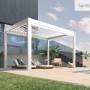 Weiße Biohort Pergola 3,5x3,5m als Terrassenüberdachung im Garten.
