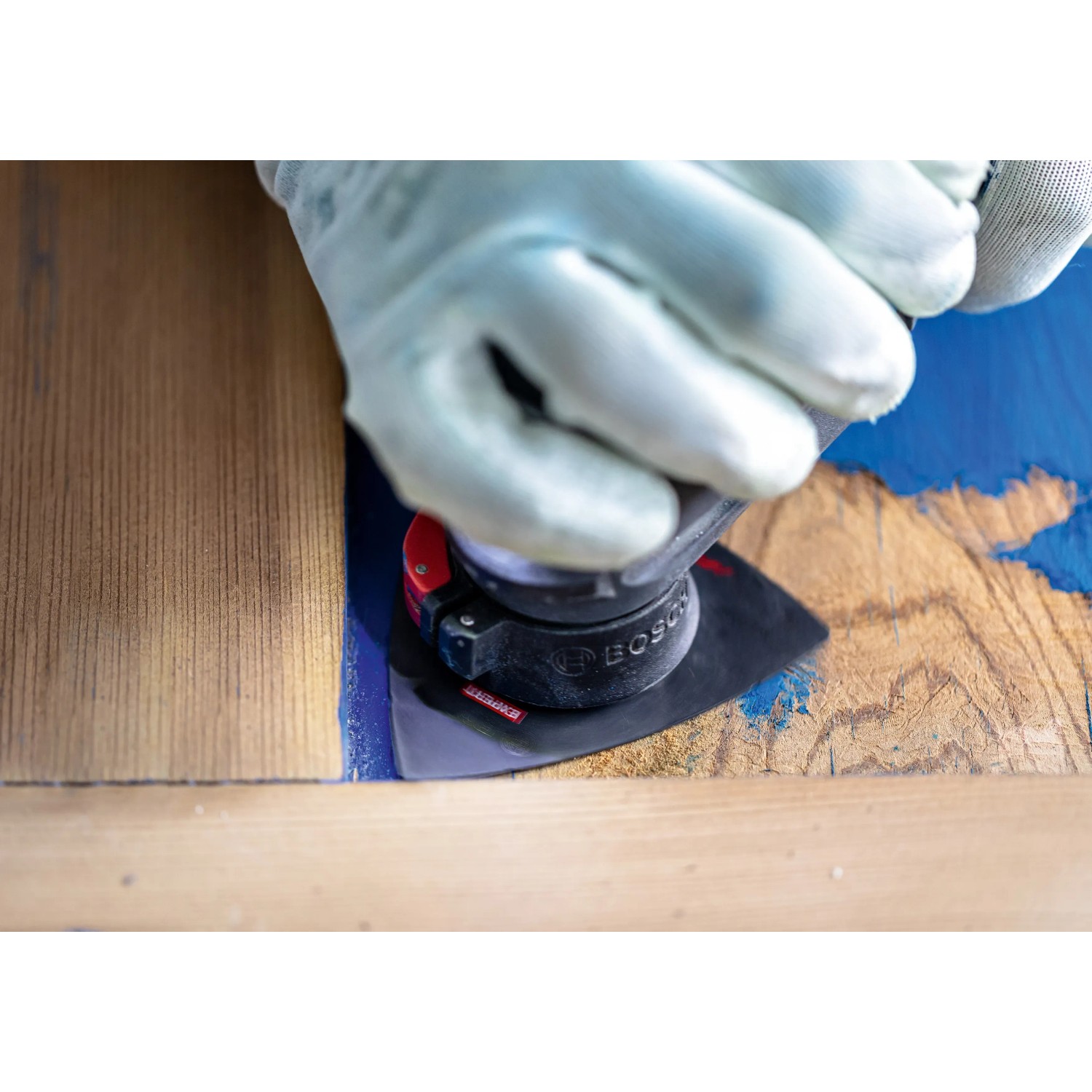 Bosch Expert Schleifplatte AVZ90 RT4 im Einsatz beim Schleifen von Farbe auf Holz.