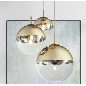 Goldfarbige Globo Pendelleuchte Varus mit fünf Glasschirmen als Eyecatcher.