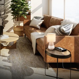 Beige Brilo Tischleuchte Linda mit Holzoptik auf Beistelltisch im Wohnzimmer.