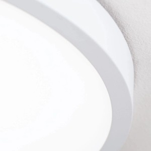 Weiße, runde, ultraflache LED Deckenleuchte Lero, Ø 60 cm, nah an der Decke montiert, leuchtet warmweiß.