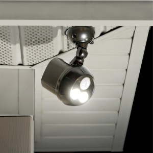 Mr. Beams LED-Außenwandleuchte MBN390 braun mit Bewegungsmelder, montiert an einer weißen Decke.