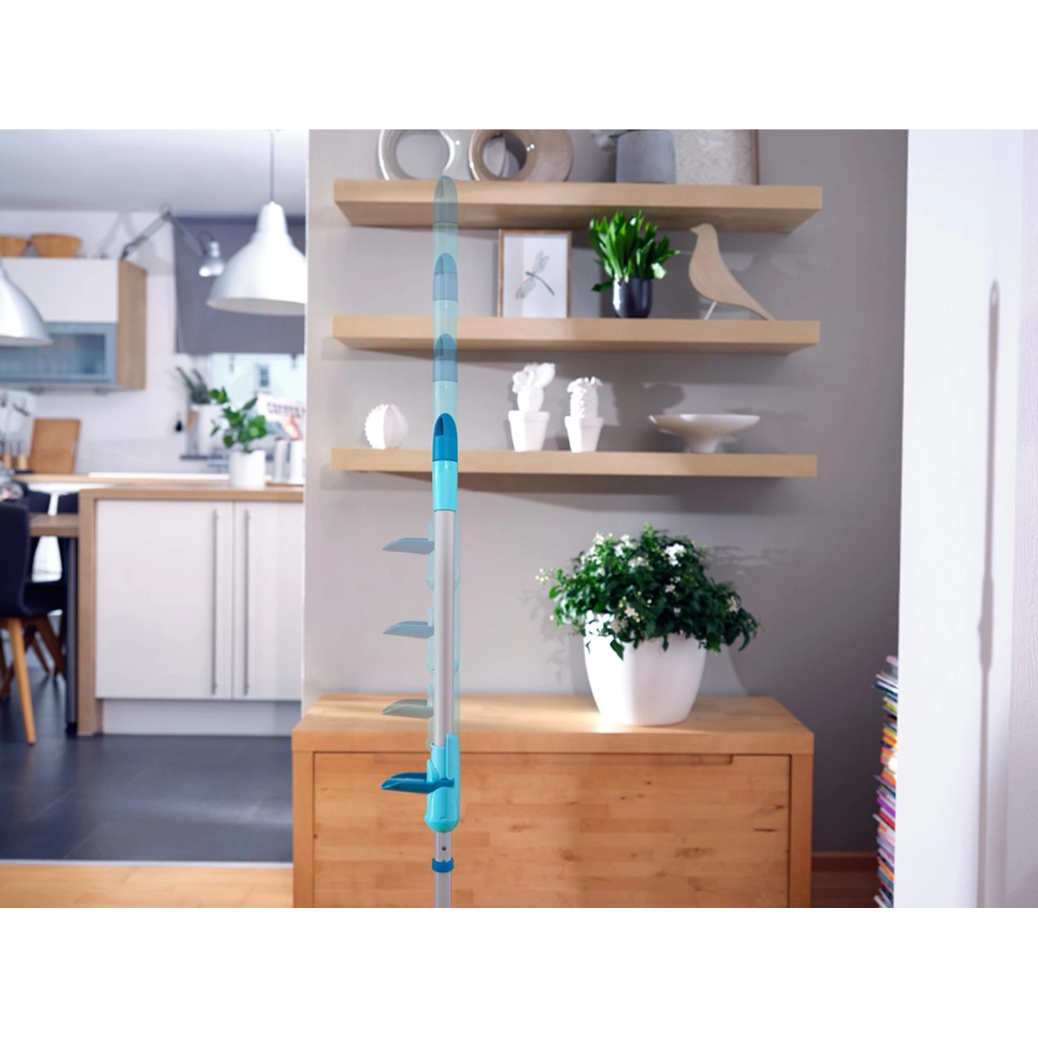 Leifheit Clean Twist Disc Mop Ergo Set mit Teleskopstiel und Eimer vor Wohnkulisse.