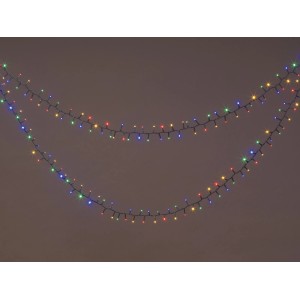 Mehrfarbige Außen-Lichterkette mit 400 LEDs. Rote, grüne, blaue und gelbe Lichter am dunklen Kabel für Garten, Terrasse.