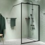 Schwarzer Tiger Carv Handtuchhaken Groß im modernen Badezimmer mit Dusche und Handtuch.
