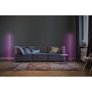 Moderne, weiße Ledvance Smart+ WiFi Stehleuchte, 140 cm, mit indirekter, farbiger Beleuchtung im Wohnzimmer.