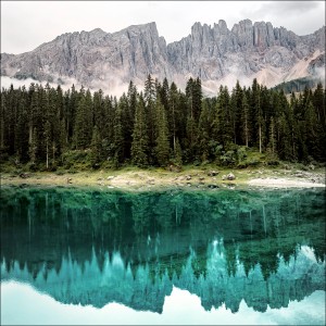Pro Art Glasbild Wald am Bergsee, 20x20cm. Berglandschaft mit See und Wald.