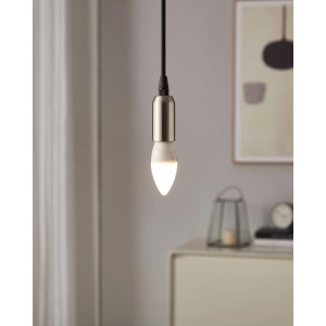 Eglo E14 LED Leuchtmittel in Kerzenform, 3,4 W, warmweißes Licht, hängend in Lampe.