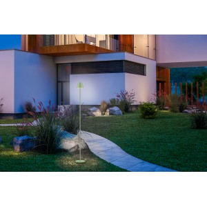 Grüne LED-Akku-Stehleuchte Euria (125 cm) im Garten. Dekorative Außenleuchte mit warmweißem Licht.