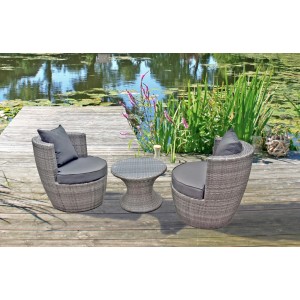 Graue Lounge-Gartenmöbel: Club-Gruppe Linz mit Tisch und zwei Sesseln mit Polster auf Holzdeck am See.