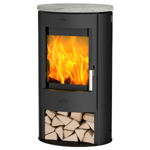 Schwarzer Fireplace Zaria Kaminofen mit Specksteinverkleidung und Holzscheiten.