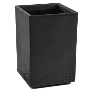 Schwarzes, hohes Orbis Pflanzgefäß Karo Eco Beton, 40x40x60 cm, mit Karo-Muster am unteren Rand.