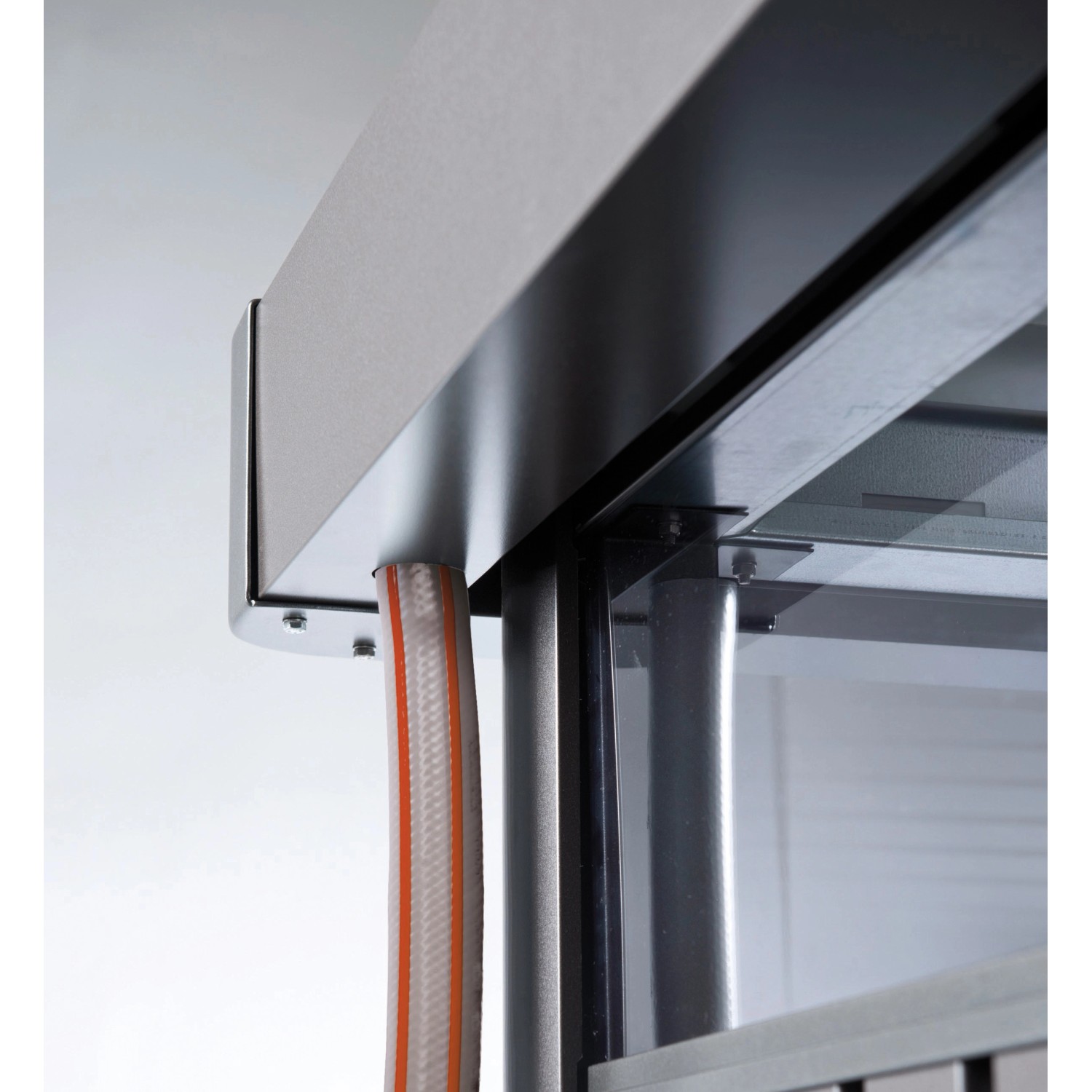 Detailansicht des Biohort HighLine Gerätehauses in Quarzgrau-Metallic, Fokus auf Konstruktion und Material.