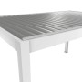 Detailansicht der Biohort Pergola (3x3 m) in Weiß-Silber, Terrassenüberdachung mit Lamellendach.
