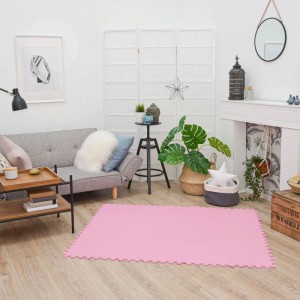 Pinke LittleTom Baby & Kinder Puzzlematte aus 18 EVA-Schaumstoffteilen auf Holzboden. Ideal als Spielmatte für Kindersicherheit.