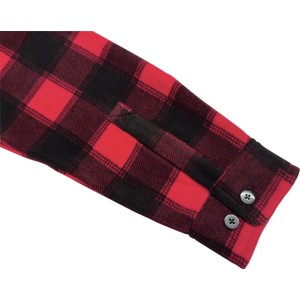 Nahaufnahme eines rot-schwarz karierten Fleece-Hemd Ärmels mit zwei Knöpfen an der verstellbaren Manschette.