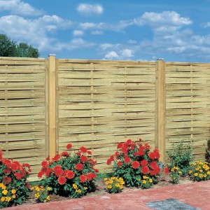 Grüner, druckimprägnierter Sichtschutzzaun aus Holz, 180x180 cm, mit Blumen im Garten.