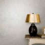 Marburg Vliestapete Modernista 53 Uni Weiß, dezente Struktur, neben Tisch mit Lampe.