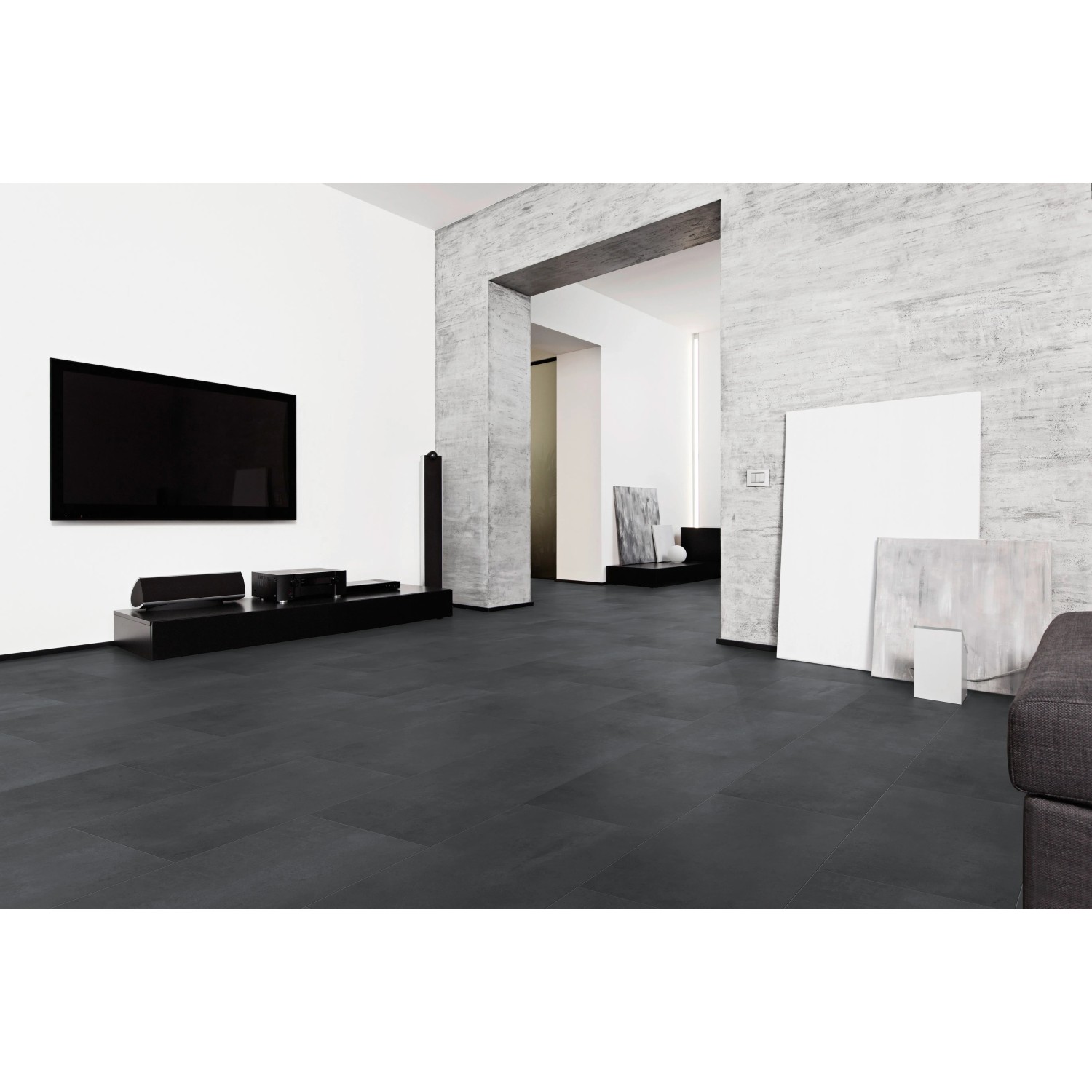 Verlegtes Classen Neo 2.0 Vario Nero Dekor-Paneel in modernem Wohnraum.