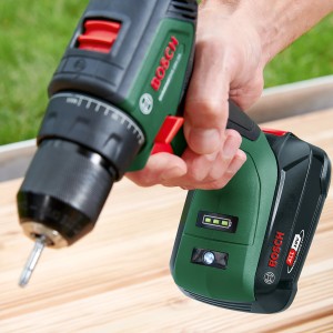 Bosch Akku-Bohrschrauber UniversalDrill 18V-60 Solo in Grün mit eingesetztem Akku und Bohrer.