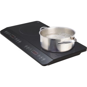 Schwarzes 2er Induktionskochfeld mit Topf und digitaler Touch-Steuerung.