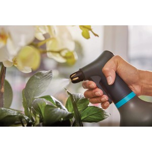 Gardena Pumpsprüher 0,75 l in Anwendung: Eine Hand besprüht Zimmerpflanze mit dem Drucksprühgerät.