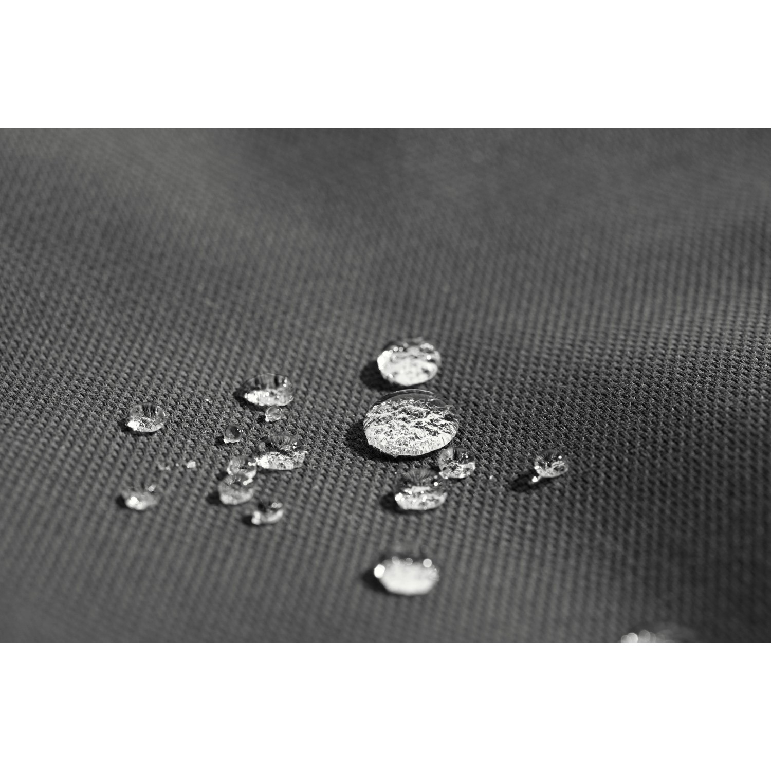 Wasserabweisender Bezug des anthrazitfarbenen Sitting Point Sessel Outside, Wassertropfen perlen ab.