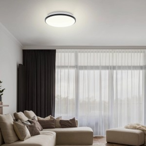Weiße Eglo LED-Deckenleuchte Marunella-S mit schwarzem Rahmen in Wohnraum.