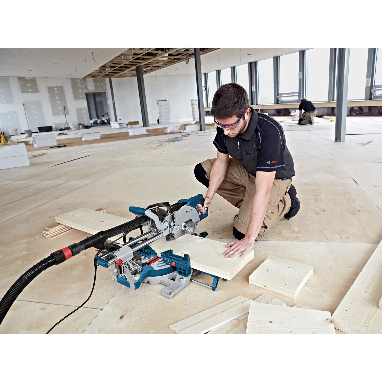 Bosch Professional Paneelsäge GCM 8 SJL im Einsatz beim Holzzuschnitt. Zug-, Kapp- und Gehrungssäge mit Staubabsaugung.