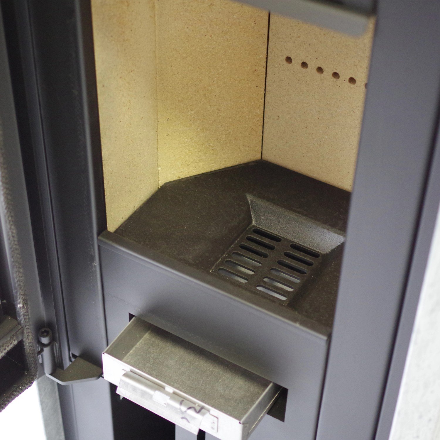 Innenraum des Wamsler Nevada Kaminofens mit Speckstein, Ascherost und Schublade.