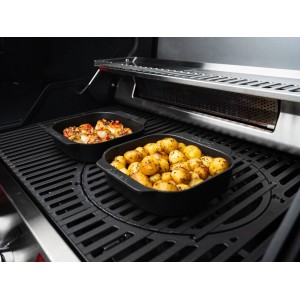 Enders Gusschalen-Set M, 2-teilig, auf Grill mit Kartoffeln und Meeresfrüchten.