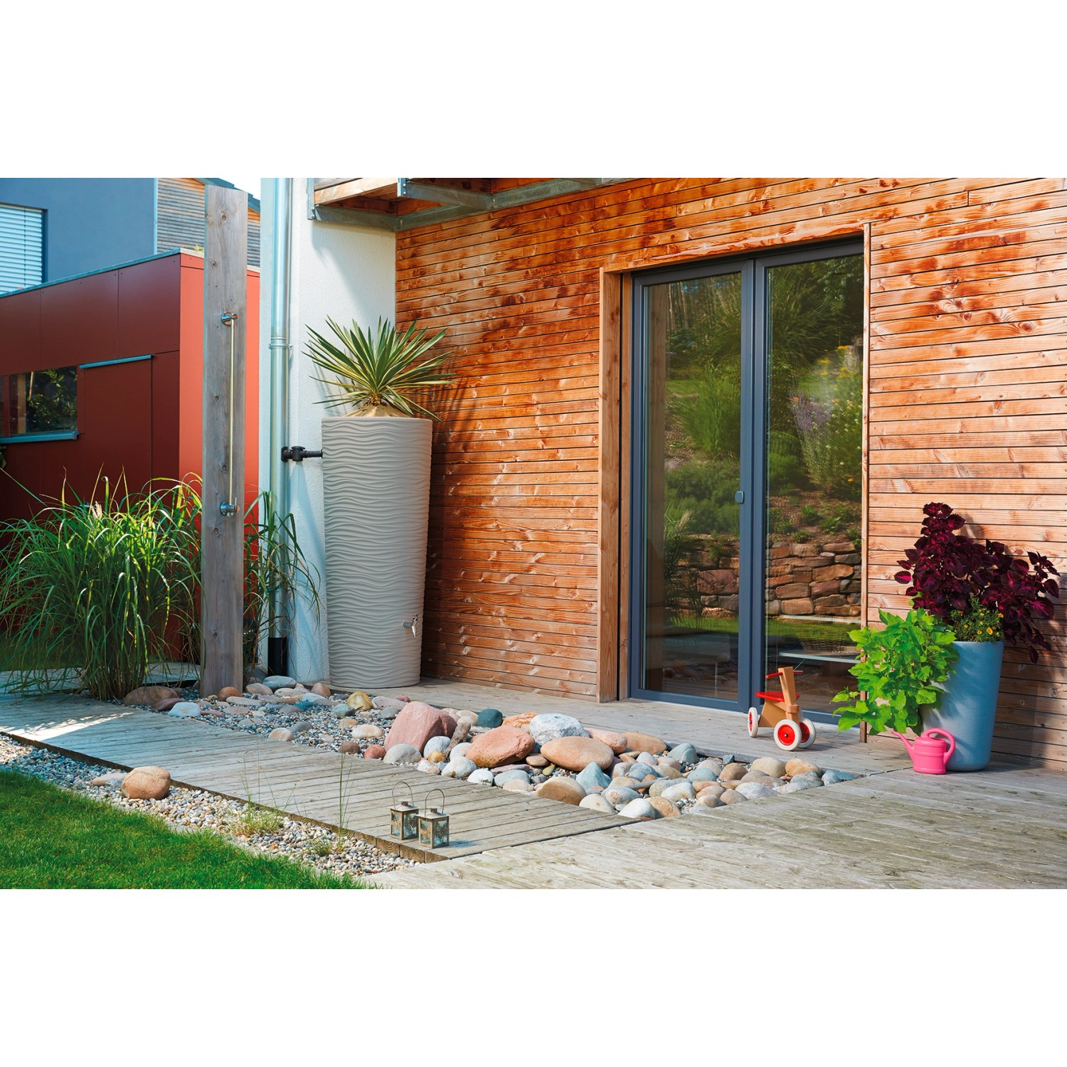 Natura 2in1 Regenwasserbehälter 350 l Sahara mit Pflanzschale im Garten.