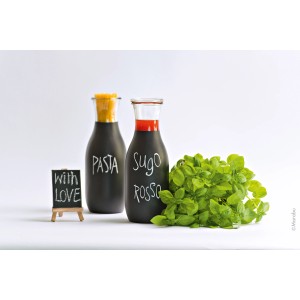 Marabu do it Colorspray Tafel Schwarz: Zwei Flaschen, mit Kreide beschriftet, daneben Basilikum und kleine Tafel.