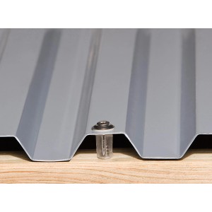 Detailaufnahme: Graue PVC-Dachplatten des Weka Flachdach-Carports mit Befestigung.
