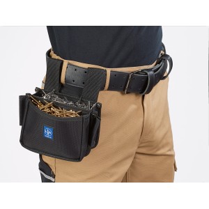 Schwarze LUX Nageltasche aus Nylon mit 2 Fächern, befestigt an einem Arbeitsgürtel, gefüllt mit Schrauben und Nägeln.