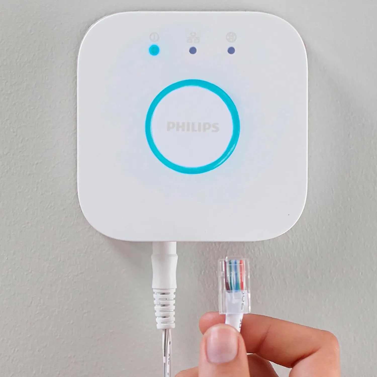 Weiße Philips Hue Bridge mit LAN-Kabel zur Steuerung von Hue Leuchten.