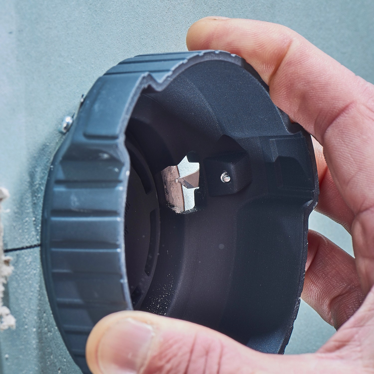 Wolfcraft Lochrandsenker Ø 68 mm für Gipskarton im Einsatz, Nahaufnahme.