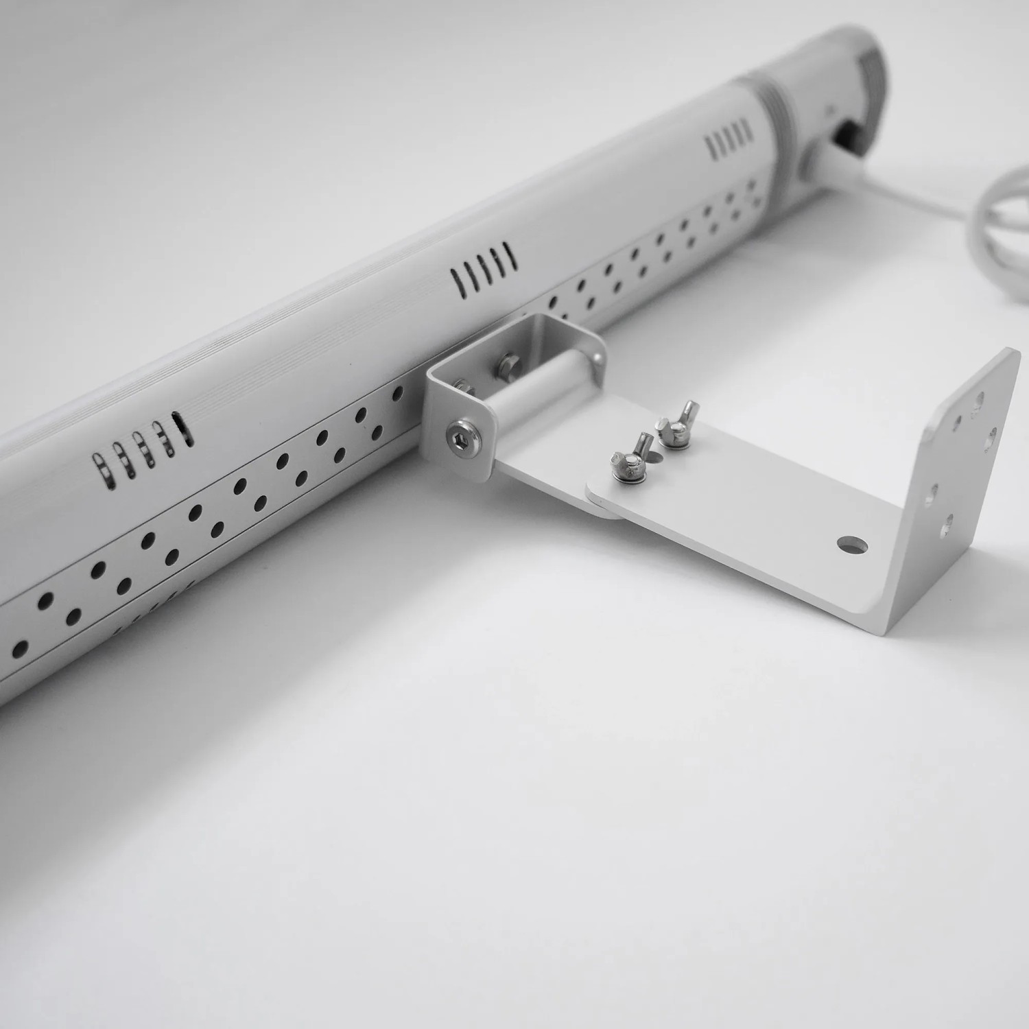 VASNER SlimLine X20 Infrarot-Heizstrahler Silber mit Wandhalterung.