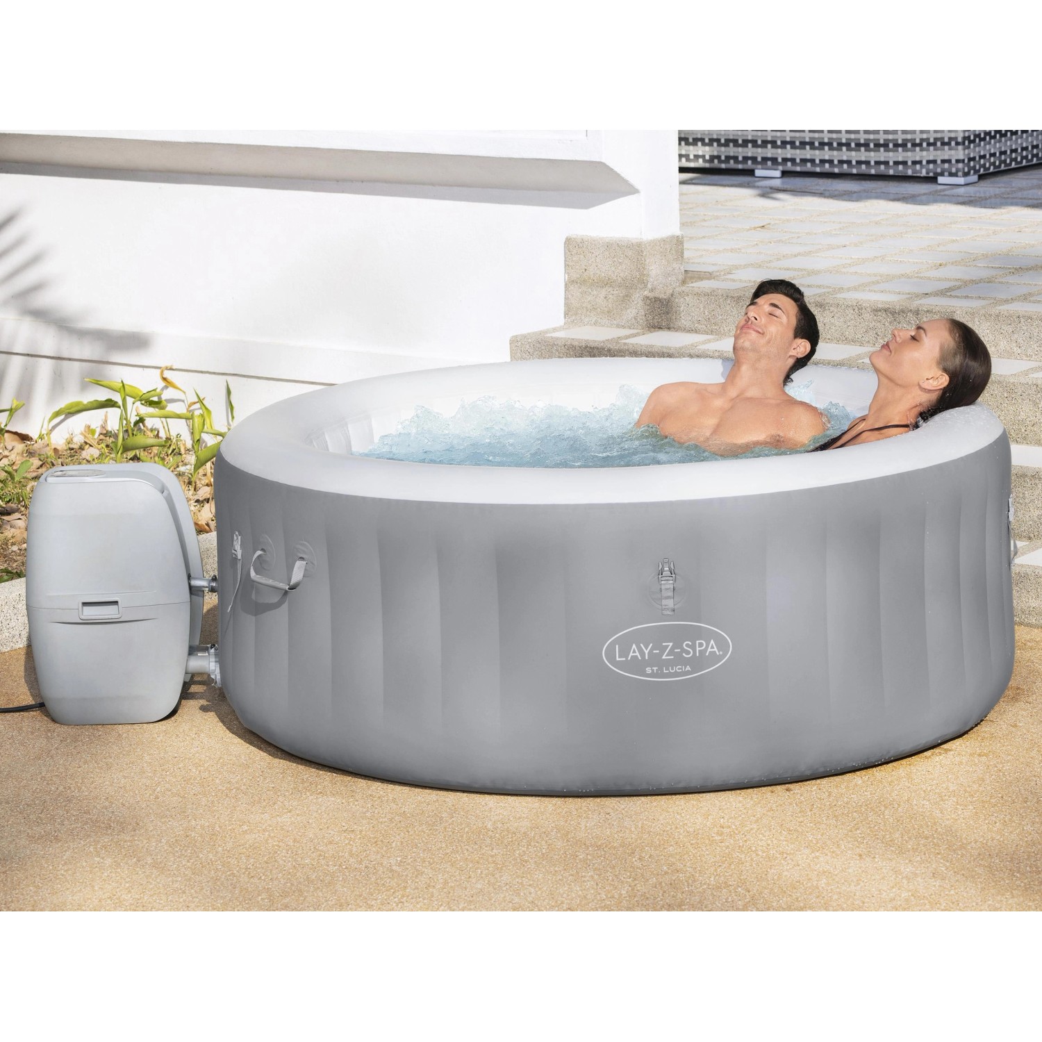 Bestway Lay-Z-Spa St. Lucia AirJet aufblasbarer Whirlpool mit zwei Personen im Wasser.