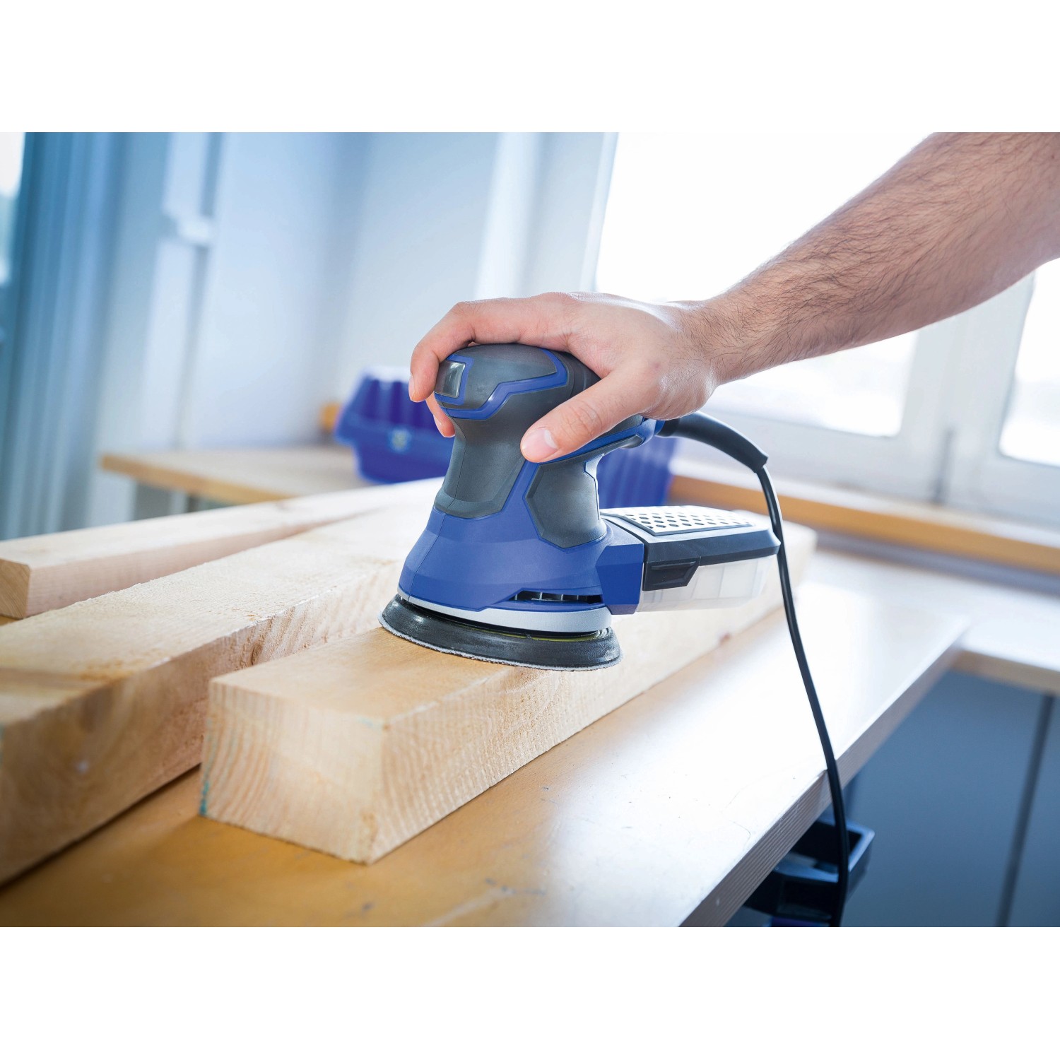 Schwingschleifer mit LUX Gitterleinen-Set Comfort Ø 115 mm beim Schleifen von Holz.