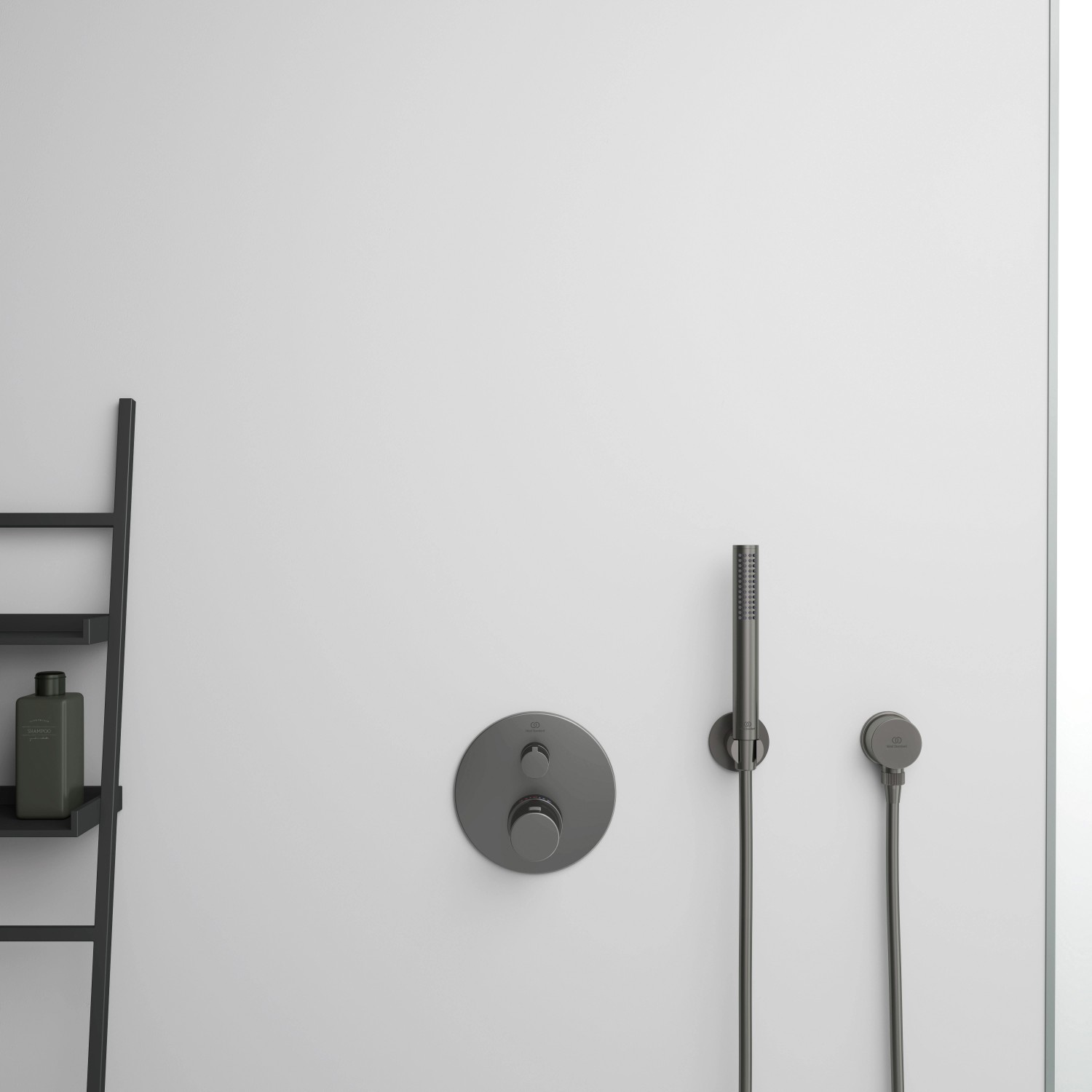 Ideal Standard Brausehalter Idealrain Atelier, rund, Magnetic Grey, an Wand montiert.