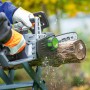 LUX Akku-Kettensäge A-KS-20/25 beim Sägen eines Baumstamms. Akku-Kettensäge mit Handschutz.