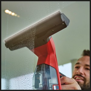 Einhell Düsenset für Fenstersauger Brillianto im Einsatz: Fensterreinigung mit schmaler und breiter Düse.