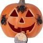 Oranger Halloween-Kürbis mit leuchtendem Gesicht und drei schwarzen Spinnen. Dekorative Figur mit Licht.