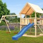 Karibu Spielturm Luis mit Doppelschaukel, Netzrampe und blauer Rutsche im Garten.
