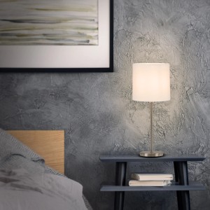 Brilo Tischleuchte Fabric, weiße Stofflampe mit Kabelschalter auf Nachttisch.