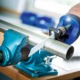 LUX Säbelsäge E-SBS-21 schneidet Metallrohr im Schraubstock. Stichsäge mit LED-Arbeitsleuchte.