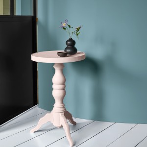 Tisch mit Alpina Sprühlack No. 24 Zarte Romantik® edelmatt in Pastellrosa lackiert.