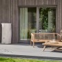 Garantia Regentonne Woodstock Baumstamm 250 l Greywood im Garten.